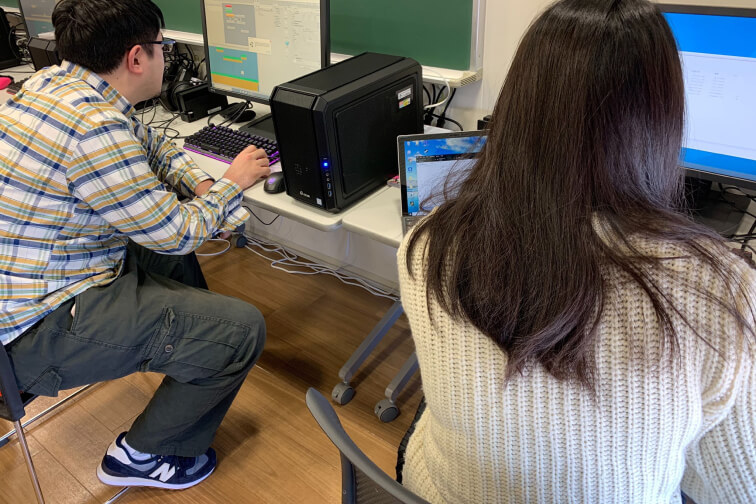 写真：学生たちが実習をしている様子